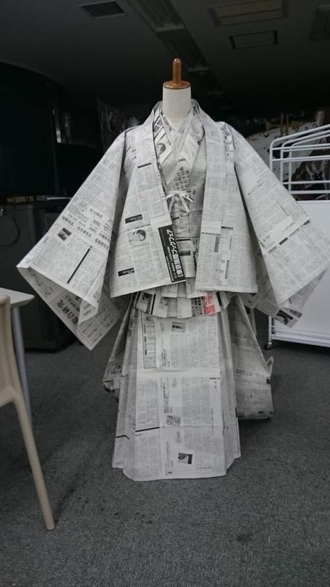 Recycle Fashion, Paper Costume, Paper Clothing, Newspaper Fashion, Newspaper Dress, Paper Dresses, Recycled Clothes, Recycled Dress, Paper Clothes