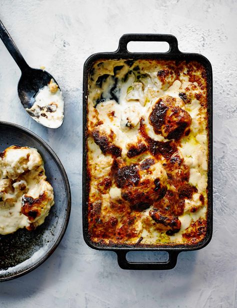 Cauliflower Cheese Bake Recipe Sunday Roast, Cauliflower Cheese Bake, Best Cauliflower Recipe, Sunday Roast Dinner, Cauliflower Dishes, Cauliflower Cheese, Baked Cauliflower, Roast Dinner, British Food