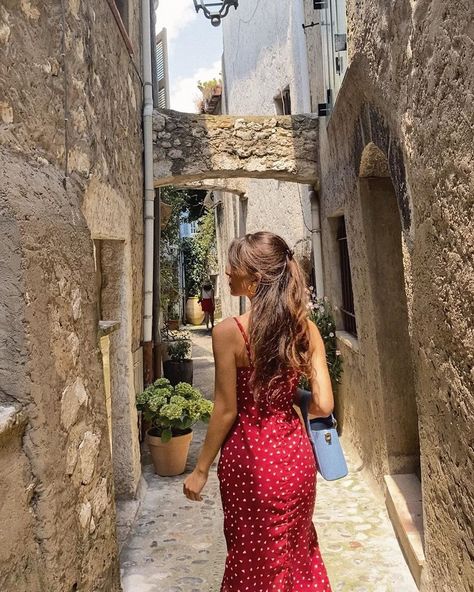 Red Italian Dress, Italian Summer Dresses, Poses In Dresses Instagram, Italian Fashion Aesthetic, Italian Girl Aesthetic, Vintage Look Outfit, Casual Outfits Vintage, Vintage Casual Outfits, Cute Overall Outfits