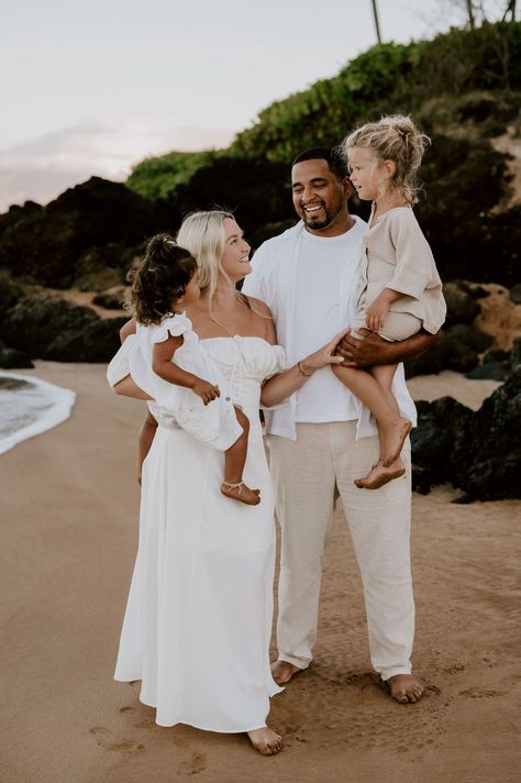 Family Beach Outfits, Beach Photo Outfits, Neutral Family Outfits, Family Photo Outfits Neutral, Family Beach Pictures Outfits, Neutral Family Photos, Beach Picture Outfits, Outfits Neutral, Cute Family Photos