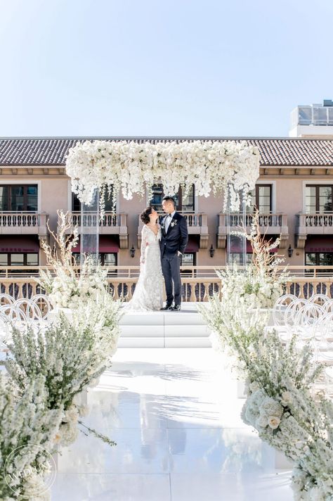 White Garden Wedding Decor, Acrylic Wedding Arch, Balcony Wedding, Outside Wedding Ceremonies, Wedding Walkway, White Wedding Decorations, Indoor Wedding Ceremonies, Wedding Stage Design, Dream Wedding Decorations