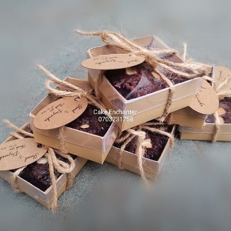 Brownie Party Favors, Small Chocolate Business Ideas, How To Pack Brownies For Gift, Brownies Packing Ideas, Packing Brownies Ideas, Brownies Business Ideas, Brownie Gift Packaging, Chocolate Packing Ideas Gift, Brownies Packaging Ideas