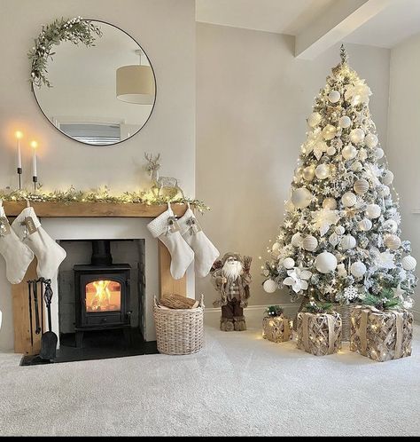 New House Living Room, Living Room Decor Fireplace, Christmas Decor Inspiration, Cosy Living Room, Christmas Decorations Living Room, Christmas Living Rooms, Christmas Decorations For The Home, Christmas House, Elegant Christmas