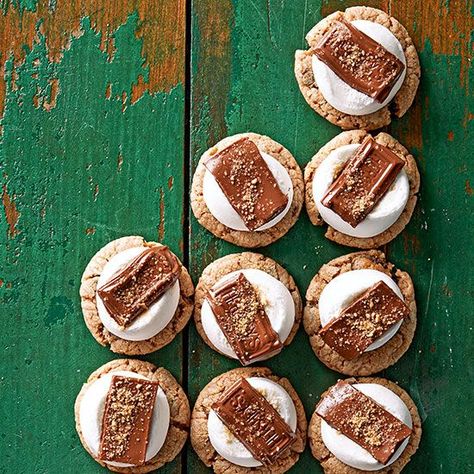 A blissful combination of chewy, fluffy, and chocolaty, these 4-ingredient Soft S'more Cookies are a perfect treat for anyone on your nice list. Easy Holiday Baking, Marshmallow Desserts, Smores Cookies, Dipped Cookies, Cherry Candy, Sugar Cookie Dough, Crispy Treats, Chocolate Chip Cookie Dough, Graham Cracker Crumbs