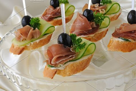 Mini Panini, Design Cibo, Mini Sandwiches, Party Food Platters, Finger Food Appetizers, Food Platters, Party Snacks, Finger Food, Creative Food