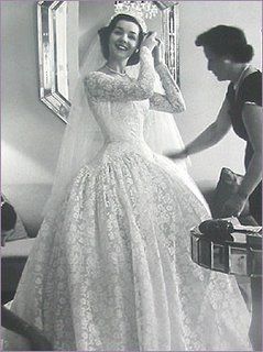 1950s wedding Wedding Dress 50s, Wedding Dresses 50s, Vintage Style Wedding Dresses, 1950s Wedding, Dresses 1950s, Vintage Wedding Photos, Wedding Gowns Vintage, A Wedding Dress, Bridal Fashion Week