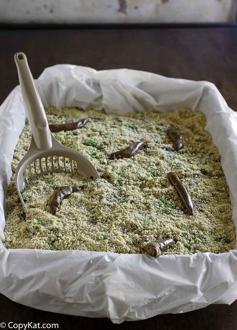 You can recreate a cake that looks just like a kitty litter box. Litter Box Cake, Cat Bday, Kitty Litter Cake, Halloween Mad, Trash Bash, Trash Party, German Chocolate Cake Mix, Whiskey Cake, Kitty Litter