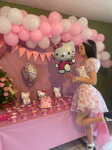 Birthday Cake Hello Kitty, Hello Kitty Birthday Decorations, Bolo Da Hello Kitty, Cake Hello Kitty, Hello Kitty Birthday Theme, Kitty Birthday Cake, Hello Kitty Theme Party, Hello Kitty Birthday Cake, Hello Kitty Decorations