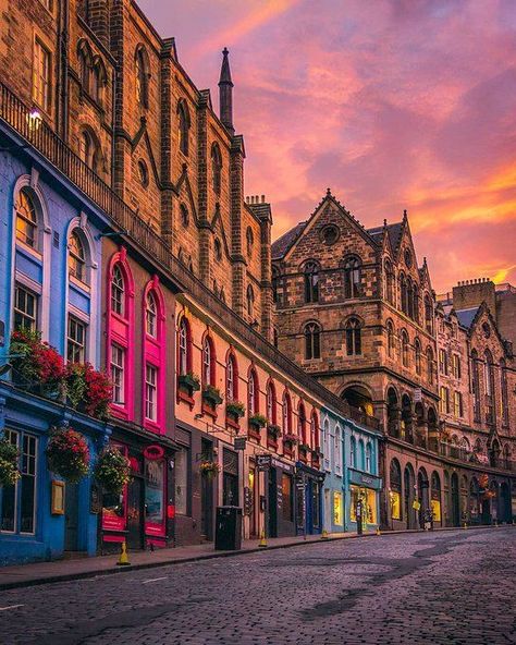 Victoria Street Edinburgh, Old Town Edinburgh, British Aesthetic, Europe Photos, Beautiful Streets, Instagrammable Places, England And Scotland, Edinburgh Scotland, Scotland Travel