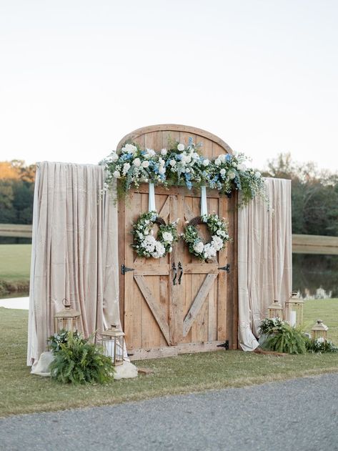 Wedding Doors Outside Outdoor Ceremony, Rustic Doors For Wedding Entrance, Vintage Door Wedding Backdrop, Door Entrance For Wedding, Door For Wedding Entrance, Outdoor Wedding Aisle Entrance, Back Door Wedding Ideas, Double Door Wedding Entrance, Diy Doors For Wedding Entrance