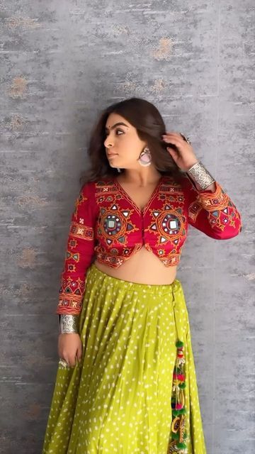 Blouse Designs Latest For Navratri, Navaratri Blouse Designs Latest, Navaratri Choli Design, Lengha Choli For Navratri, Gujarati Blouse Design, Blouse Pattern For Navratri, Navratri Choli Designs Blouses, Top For Navratri, Rabari Work Blouse