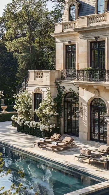 French Mansion Interior, Modern French Mansion, Mansion In Paris, Modern French Country Exterior, Parisian Mansion, French Chateau Style Homes, Green Palace, Vintage Mansion, French Manor