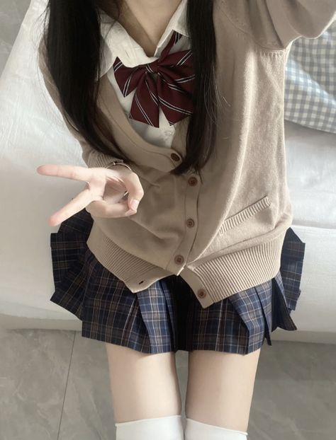 girl with a school uniform making a selfie and the peace sign with two fingers How To Be Beautiful, Japanese Uniform, Outfit Korean Style, School Uniform Fashion, School Uniform Outfits, Japan Outfit, Gyaru Fashion, Uniform Fashion, Be Beautiful