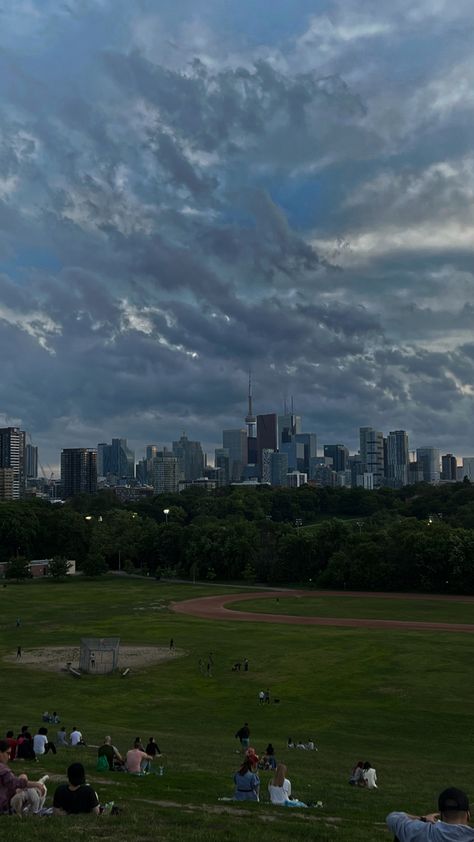 Riverdale Park Toronto, Toronto Aesthetic Summer, Wallpaper Toronto, Toronto Aesthetic, Toronto Pictures, Riverdale Park, Toronto Photos, Riverside Park, Scenery Photography