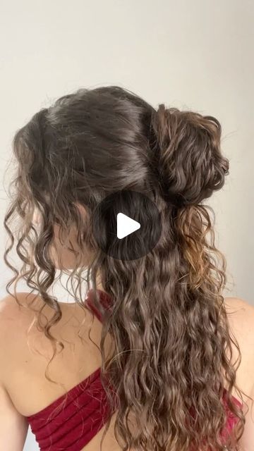 Curly Hairstyles Half Up Half Down Bun, Half Bun Half Down Curly Hair, Half Up Hair For Curly Hair, Half Up Half Down Curly Hair Short, Curly Hair With Claw Clips, Curly Hairstyles Claw Clip, Half Updo Curly Hair, Half Up Half Down Bun Curly Hair, Natural Half Up Half Down Curly Hair