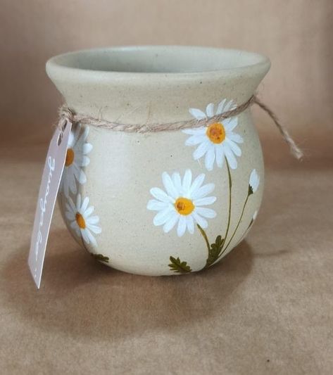 Painting On Clay Pots, Flowers On Pottery, Pintar Tazas Ceramica Ideas, Painting Glass Jars, Plant Pot Design, Diy Pottery Painting, Flower Pot Art, Painted Pots Diy, Painted Plant Pots