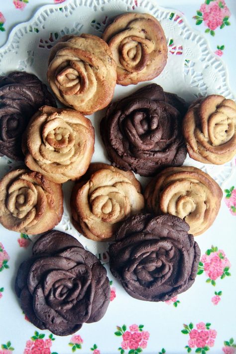 Rose Shaped Cookies, Rose Biscuits, Snack Chocolate, Rose Cookies, Chocolate Roses, Eat Cookies, Cookies Chocolate, Baking And Pastry, Cookie Jar