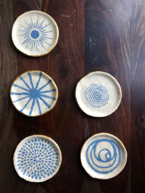 Diy Coasters Paint, Coaster Ceramic Ideas, Coasters Painting Ideas, Painting Ceramic Coasters Ideas, Diy Pottery Coasters, Pottery Coasters Ideas, Clay Coasters Aesthetic, Cute Ceramic Coasters, Ceramic Coaster Ideas