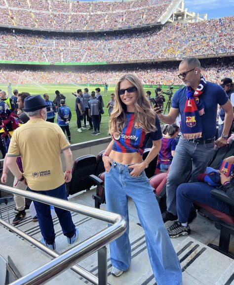 Football Jerseys Outfit Women, Womens Soccer Jersey Outfit, Mls Soccer Game Outfit, Barca Shirt Outfit, Soccer Jersey Outfit Women Aesthetic, Styling Soccer Jersey Women, Styling Soccer Jersey, Soccer Banquet Outfit, Barcelona Jersey Outfit Women