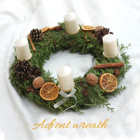 Green Advent Wreath, Advent Candles Meaning, Advent Time, Advent Wreath Diy, Advent Wreath Candles, Advent Diy, Christmas Advent Wreath, Christmas Church, Candle Wreaths