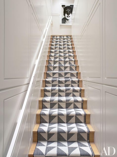 The graphic staircase in a Gramercy Park triplex by Eric Cohler. Staircase Runner, Beautiful Stairs, House Staircase, Modern Stairs, Wooden Stairs, Interior Stairs, Modern Staircase, House Stairs, Stair Runner Carpet