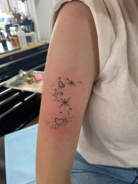 #sparkle #daintytattoos #finelinetattoo #minimalist #minimalisttattoos #aesthetic Flowers And Sparkles Tattoo, Sparkle Hand Tattoo, Sparkles Tattoo, Dainty Tattoo, Sparkle Tattoo, Stick And Poke, Dainty Tattoos, Hand Tattoo, Fine Line Tattoos