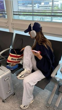 Airport Outfits Aesthetic, Suitcase Outfits, Airport Aesthetic Outfit, Airplane Outfit, Airport Outfit Winter, Travel Aesthetic Airport, Airport Travel Outfits, Flight Outfit, Airplane Outfits