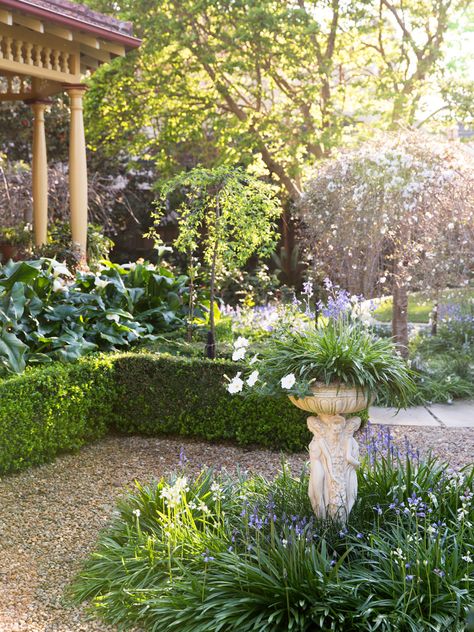 Formal Garden Design, Country Garden Design, Small Front Gardens, Front Gardens, Front Garden Design, Gravel Garden, Backyard Pergola, Garden Makeover, Classic Garden