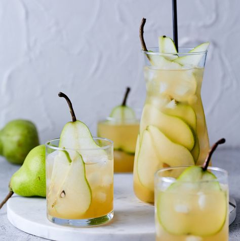 Recipe Using Pears, Pear Mocktail, Pear Drinks, Ginger Pear, Pear Ginger, Bubble Party, Spiced Pear, Honey Syrup, Ginger And Honey