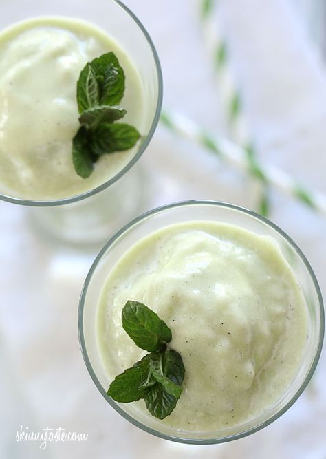 Skinny(er) Shamrock Shake | Skinnytaste Resep Smoothie, Shamrock Shake, Cocktails Recipes, Drinks Cocktails, Skinny Taste Recipes, Smoothie Shakes, Smoothie Drinks, Ww Recipes, Frozen Treats