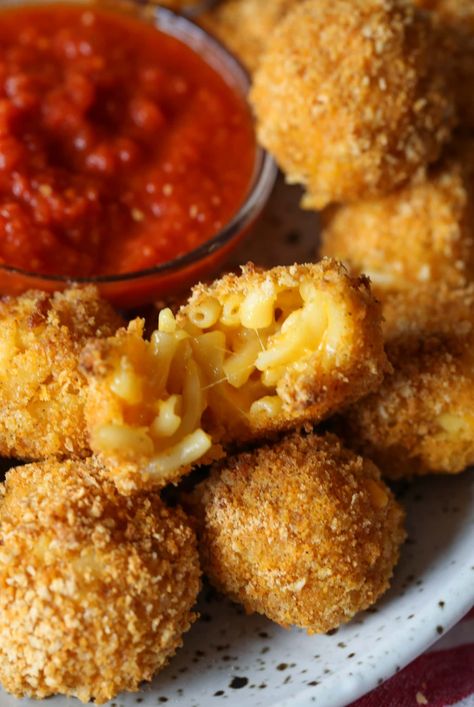 Air Fryer Mac And Cheese, Mac And Cheese Balls Recipe, Mac And Cheese Balls, Mac N Cheese Bites, Fried Macaroni And Cheese, Fried Macaroni, Mac N Cheese Balls, Fried Mac And Cheese, Cheesy Mac And Cheese