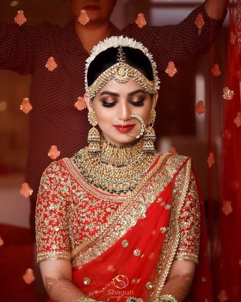 Those gorgeous shimmery eye  and red lip will absolutely stun your bridal look!!  #bride #bridetobe #makeup #weddings #bridalmakeup Emerald Jewellery, Indian Wedding Makeup, Indian Bride Makeup, Bridal Blouses, Indian Bridal Photos, Bridal Makeover, Best Bridal Makeup, Bride Portraits, Bridal Outfit