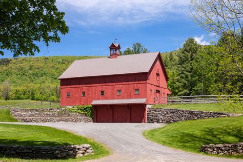 The New England Barn 01 Barn Pool House, Bank Barn, Book Outfits, American Landmarks, American Barn, Barn Shop, Hay Barn, Iconic Architecture, Barn Living