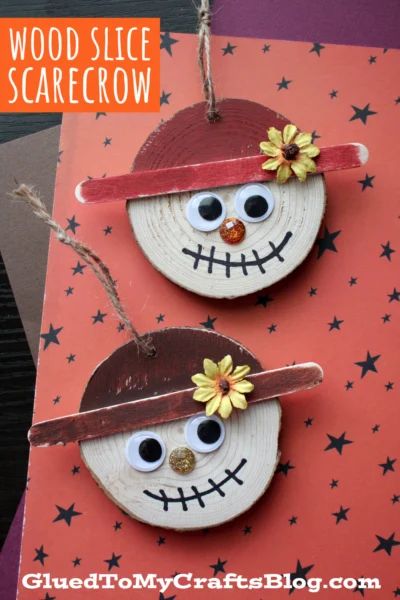 Wood Slice Turkey Craft, Scarecrow Wood Crafts, Small Scarecrow Craft, Wood Slice Scarecrow, Wood Slice Pumpkins Diy Fall Crafts, Mini Scarecrow Craft, Paint Stick Scarecrow, Fall Festival Crafts, Scarecrow Decorations