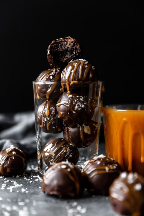 Salted Caramel Brownie Truffles | KJ & Company - a simply delicious sweet treat! Brownies are mixed together with salted caramel sauce, rolled into balls, dunked in chocolate and then topped with additional caramel and flaky sea salt. These little truffles pack a punch of flavor! Get the recipe at https://kjandcompany.co #recipe #dessert #truffles #candy #chocolate #saltedcaramel #brownies #brownietruffles #christmas #christmasdessert #holidaydessert #holidays #chocolatedessert #easydessert Salted Caramel Brownie, Truffle Recipes, Brownie Truffles, Dessert Truffles, Caramel Truffle, Salted Caramel Brownies, Sweet Bites, Candy Truffles, Caramel Brownies