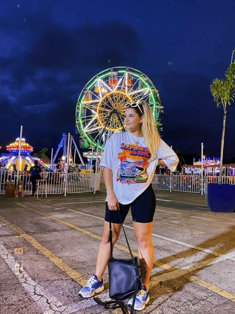 Outfits Ideas For Amusement Park, Sporty Look Outfits Summer, Amusement Park Outfit Midsize, Midsize Disney World Outfits, Orlando Summer Outfits, Midsize Disney Outfits Summer, Outfits For Amusement Parks Summer, Amusement Park Outfit Spring, Midsize Disney Outfits