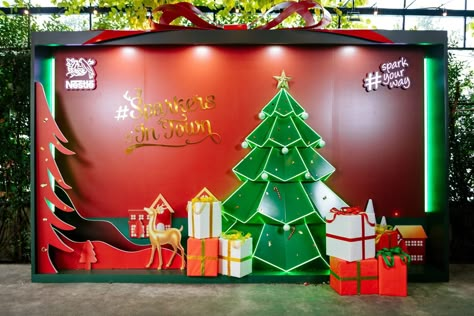 Christmas Booth :: Behance Arch Display, Christmas Booth, Christmas Classroom Door, 3d Mapping, Christmas Themes Decorations, Event Activities, Christmas Classroom, Classroom Door, Ho Chi Minh City