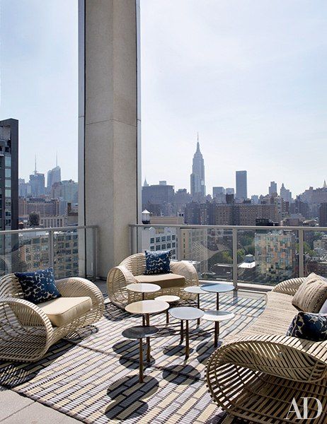 The terrace is outfitted with a sofa and chairs by Janus et Cie Apartamento New York, Penthouse In New York, Luxury View, Penthouse Terrace, Manhattan Penthouse, Rooftop Restaurants, Hotel Rooftop, Jean Louis Deniot, Rooftop Gardens