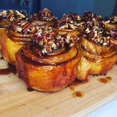 Maple Bacon Cinnamon Rolls, Fluffy Bun, Bacon Cinnamon Rolls, Maple Sauce, Sticky Rolls, Pecan Sauce, Pecan Sticky Buns, Fluffy Dinner Rolls, Overnight Recipes