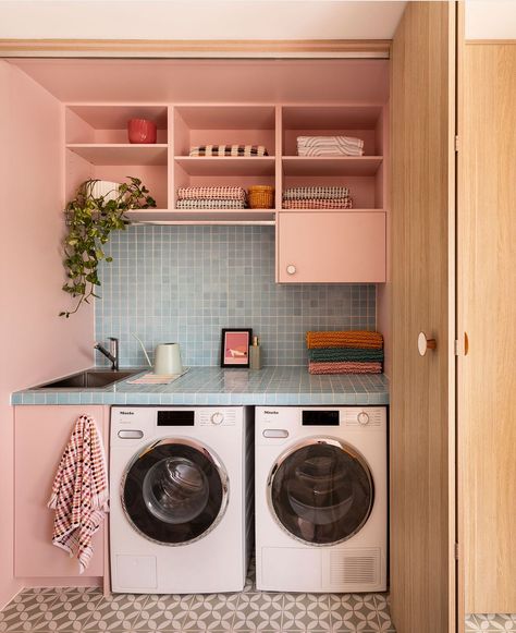 Small Houses Interiors, Utility Room Decor, Retro Laundry Room, Laundry Diy, Outdoor Laundry Rooms, Utility Ideas, Garage Utility, Entryway Laundry Room, Entryway Laundry