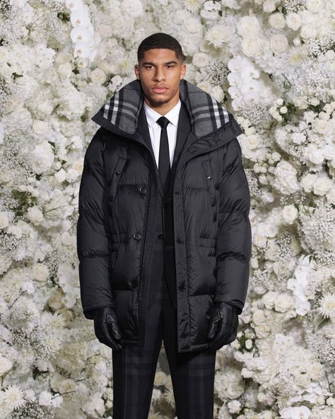 82.9 mil Me gusta, 216 comentarios - Burberry (@burberry) en Instagram: "Look for the check lining #Burberry" Burberry Puffer Jacket, Burberry Puffer, Puffer Jacket Outfit, African Wear Styles For Men, Puffer Jacket Men, Burberry Logo, Puff Jacket, British Outfits, Bags For Men