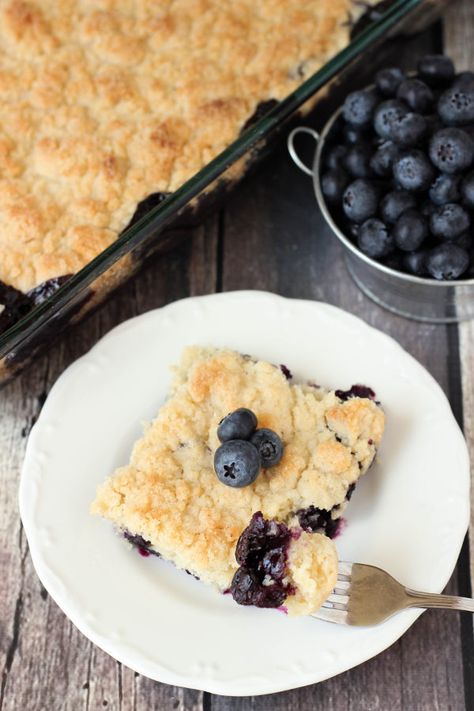 Fresh Blueberry Cobbler, Summer Cobbler, Frozen Blueberry Recipes, Easy Blueberry Cobbler, Easy Crockpot Soup, Blueberry Cobbler Recipes, Blueberry Filling, Baking Easy, Blueberry Cobbler