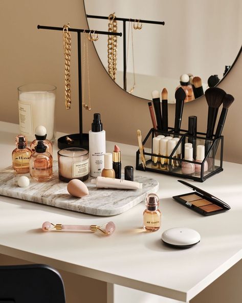 H&M HOME (@hmhome) posted on Instagram: “Keep your most loved makeup on display 💄✨ Our glass organizer and marble tray are perfect for arranging your favourite @hmbeauty products!…” • Nov 3, 2020 at 5:33am UTC Chest Styling, Makeup Nook, Glass Organizer, Makeup Stand, Space Makeup, Hm Home, Wooden Bedroom, Small Space Organization, Marble Tray