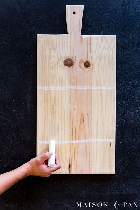 Homemade Cheese Board, Diy Bread Board, Diy Charcuterie Boards, Chacutery Boards Diy Wood, Cricut Charcuterie Board Diy, Diy Charcuterie Board Gift, Homemade Charcuterie Board Wood, Charcuterie Board Diy How To Build, Diy Charcuterie Board How To Make Wood