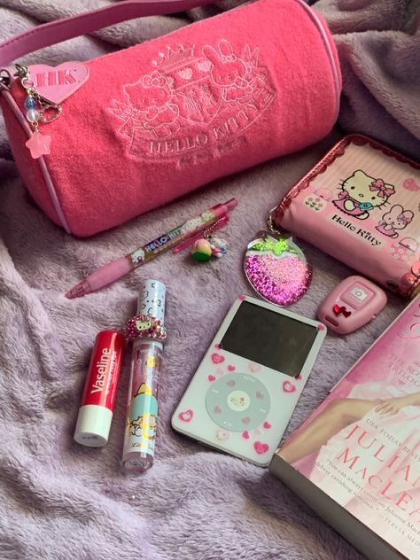 What’s In My Purse, Y2k Aesthetic Room, Everyday Bag Essentials, What's In My Purse, Hello Kitty Purse, In My Purse, Inside My Bag, Pink Lifestyle, Purse Essentials