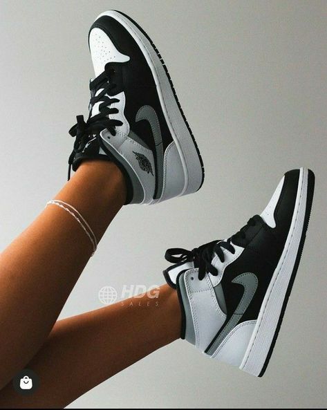 Books Wattpad, Jordan, Wattpad, Black And White, Nike, Sneakers, Books, White, Black