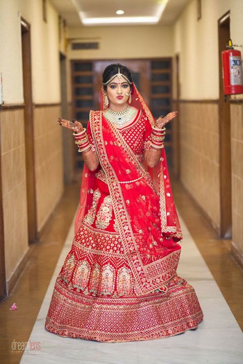 Clojup Style Bride Photo, Dulhan Singal Poses, Wedding Girl Posing, Dulhan Closeup Pose, Bride Closeup Poses, Indian Dulhan Single Pose, Sadi Clojap Photo, Dulhan Pic Beautiful, Indian Wedding Poses For Bride