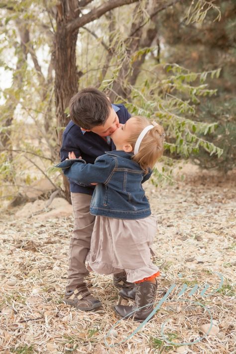 Siblings Kissing, Kids Kissing, Photo Session Ideas, Young Couple, Boy And Girl, Actor Photo, First Kiss, Children And Family, Photo Session