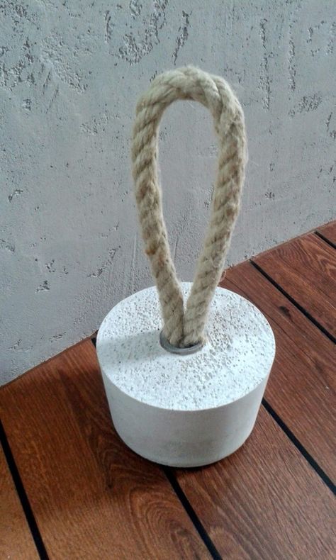 Door Stopper Diy, Concrete Door, Hantverk Diy, Door Stoppers, Concrete Light, Basement Renovation, Concrete Diy Projects, Concrete Crafts, Window Accessories