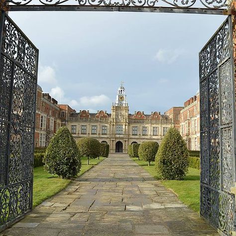 Croft Manor (Hatfield House) open its doors for the season of Spring and Summer… Croft Manor, Hatfield House, Wayne Manor, English Houses, English Architecture, Country Manor, English Castles, Mansion Floor Plan, Castles Interior